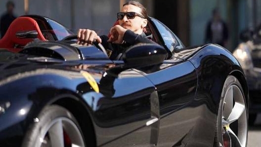 Ibrahimovic non passa inosservato con la sua Ferrari 458 Spider nera (foto @iamzlatanibrahimovic)