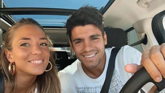 Alvaro Morata al volante insieme alla moglie Alice (foto @alvaromorata)