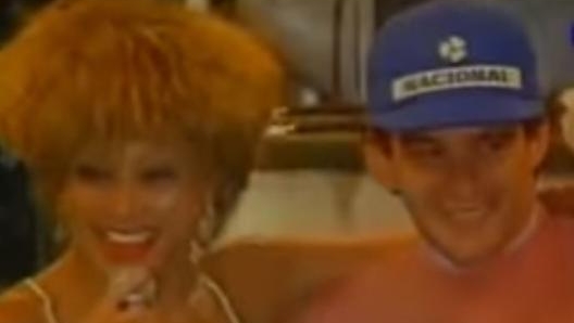 Tina Turner insieme ad Ayrton Senna durante un concerto ad Adelaide (foto da YouTube)