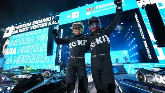 Mortara, a sinistra, festeggia con il compagno Di Grassi, terzo