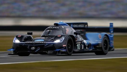 Il prototipo Acura (Honda) che scatta dalla prima posizione. Imsa