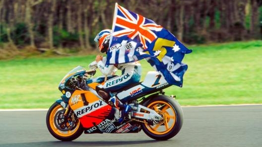 Mick Doohan e la sua plurivittoriosa Honda NSR500 con i colori Repsol