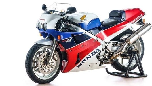 La splendida e iconica Honda RC30, la prima vera supersportiva mai realizzata nella storia