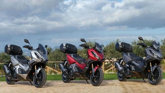 Honda Adv 350 è già disponibile nei concessionari nelle tre colorazioni grigio metallizzato, rosso opaco e nero carbonio