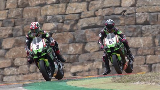 Jonathan Rea davanti ad Alex Lowes ad Aragon. Getty