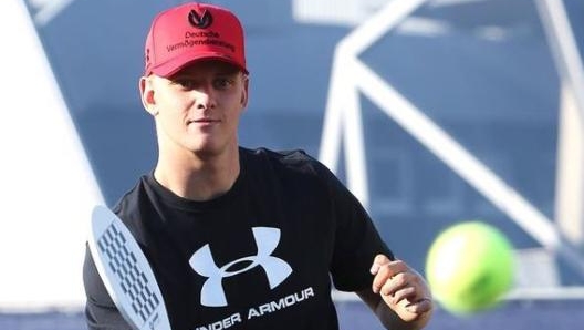 Schumacher jr alle prese con il tennis: lo considera un ottimo modo per concentrarsi prima di una gara (foto @mickschumacher)