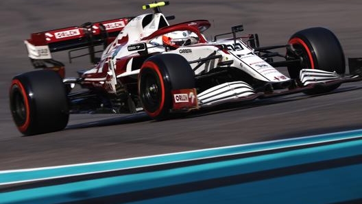 L'Alfa Romeo di Antonio Giovinazzi nel GP di Abu Dhabi 2021. Getty