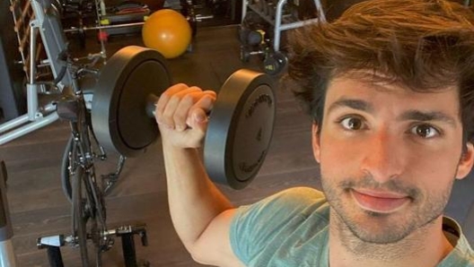 Come anche gli altri piloti, Sainz dedica molto tempo alla palestra per rinforzare la sua muscolatura (foto @carlossainz55)