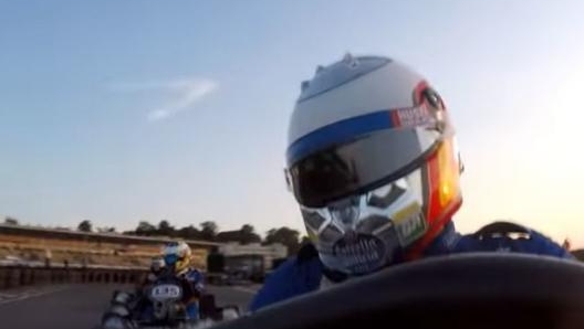 Sainz impegnato in una sfida a kart contro l’amico ed ex compagno Lando Norris (foto YouTube Daytona Motorsport)