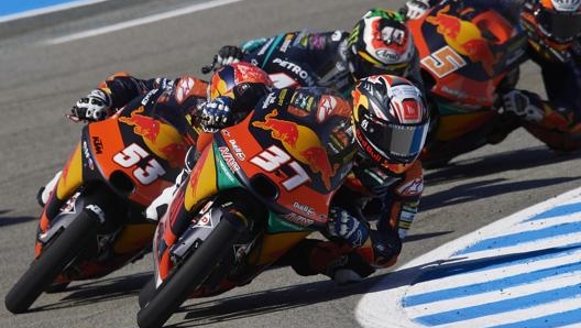 Pedro Acosta guida il gruppo in Moto3 a Jerez. Ap