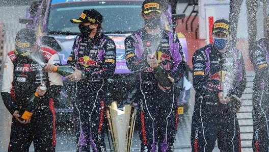 Sebastien Ogier sul podio con Sebastien Loeb dopo la vittoria del Rally Montecarlo 2022. Afp