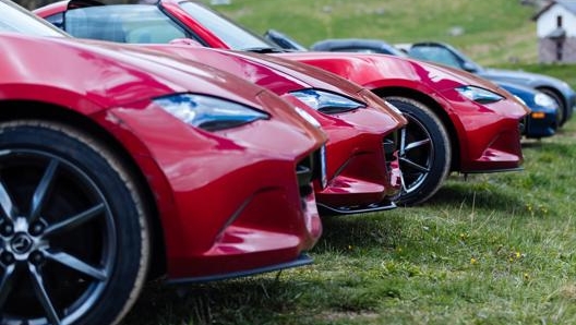 Tre Mazda MX-5 ND nella caratteristica colorazione Soul Red Crystal