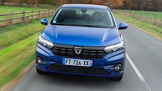 Il frontale della Dacia Sandero con le ludi diurne a Led