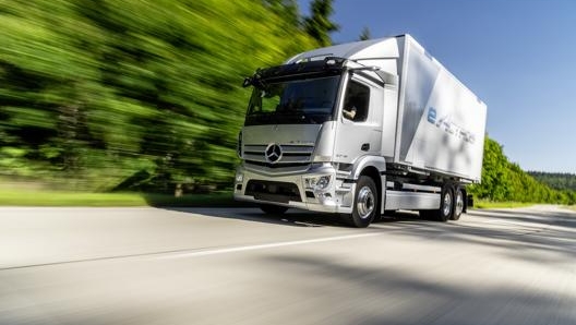 Il Mercedes-Benz eActros LongHaul è il primo mezzo pesante totalmente elettrificato con autonomia di 500 km