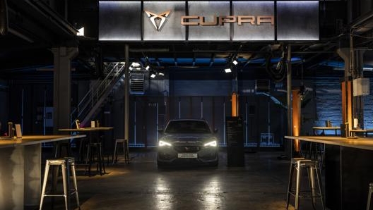 Il Cupra Garage di Amburgo  ospiter unarea showroom, unofficina e una zona motorsport