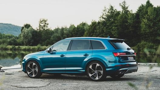 Audi SQ7 ha una lunghezza di 5.067 mm. Il modello  disponibile anche a sette posti