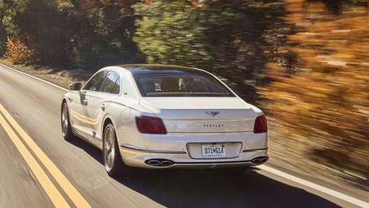 La Flying Spur Hybrid sulle strade californiane