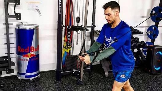 Elastici e pesi per potenziare spalle e braccia: Oliveira si dà da fare in palestra (foto @88migueloliveira)