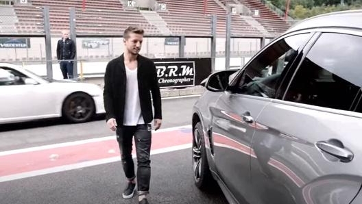 Mertens osserva la sua Bmw (fonte @YouTube