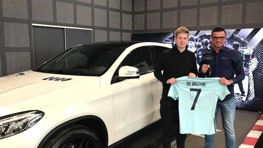 Kevin De Bruyne posa con la sua nuova Mercedes GLE Coupé (foto @Mercedes-Benz Eurostar 2000)