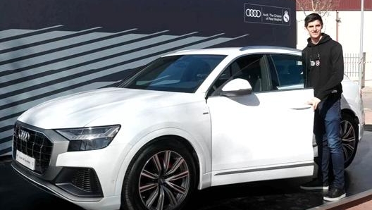 Thibaut Courtois mostra la sua Audi Q8 (foto YouTube)