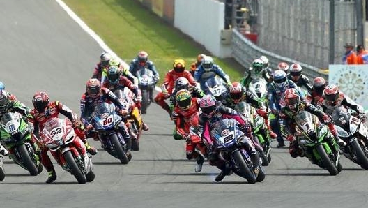 La Superbike andrà in scena nel fine settimana. Qui i piloti sono impegnati nella staccata Redgate (foto @doningtonpark)