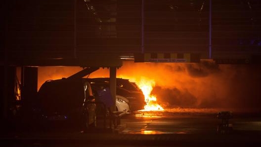 L'incendio nel parcheggio dell'aeroporto Stavanger in Norvegia. Afp