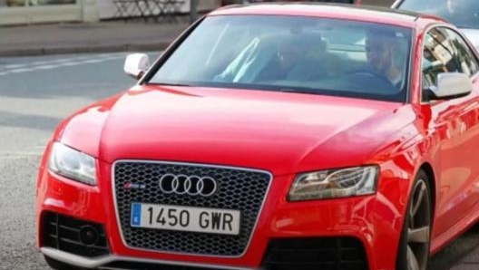 David De Gea al volante della sua Audi RS5 rossa (foto YouTube)