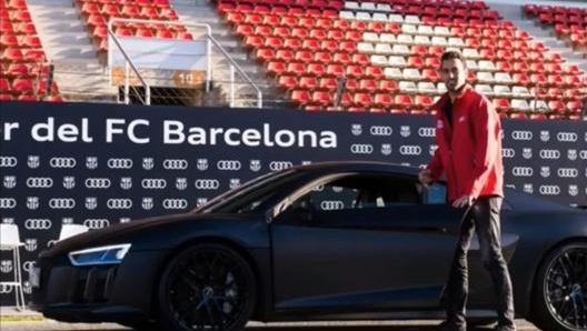 Sergio Busquets sfoggia la sua Audi R8 (foto YouTube)