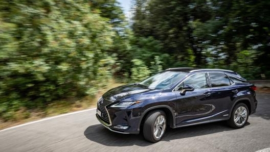 Lexus RX 2020 è dotata del sistema Active Cornering Assist che limita la tendenza al sottosterzo.