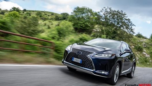 La Lexus RX 450h 2020 monta un powertrain ibrido da 313 abbinato alla trazione integrale E-four.