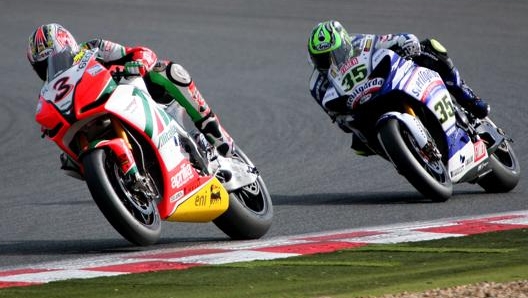 Max Biaggi davanti a Cal Crutchlow nel 2010 a Magny Cours. LaPresse