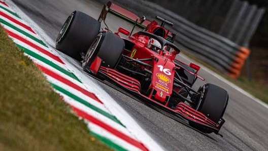 Charles Leclerc in azione con la SF21