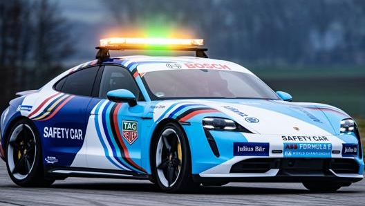 La Porsche Taycan versione Safety Car per la Formula E