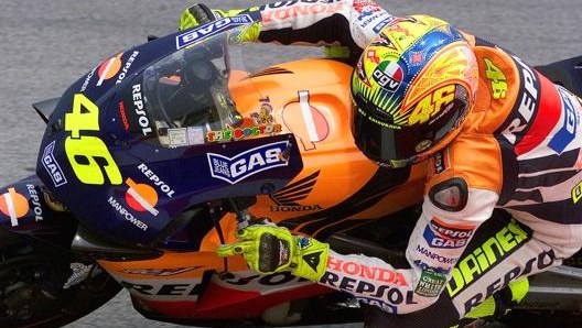 Alessio Salucci rivela che, una volta arrivati in hotel alla vigilia del GP del Giappone, la scuderia ha fatto trovare appeso al frigorifero un contratto