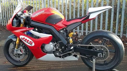 Una delle molte SV 650 allestite per le gare in pista, la Supertwin di Jhs Racing