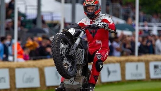 Carl Fogarty non si è certo dimenticato come si va in moto! (foto @carlfogarty1)