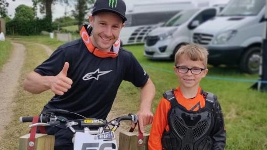 Jake Rea segue e papà Jonathan, che lo ha accompagnato nella sua prima gara (foto @jonathan_rea)