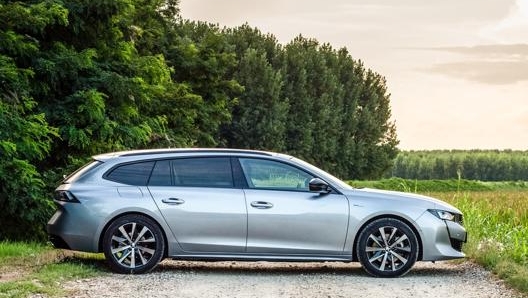 La Peugeot 508 SW Hybrid è lunga 4.790 mm