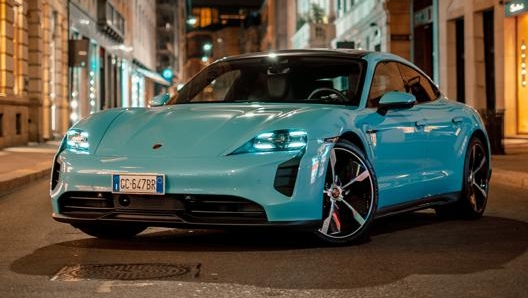 La Porche Taycan 4S è l'allestimento di mezzo per quanto riguarda l'elettrica tedesca