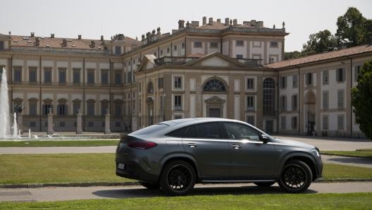 La Gle Coupé 53 Amg vanta uno scatto da 0 a 100 km/h in appena 5,3 secondi e una velocità di punta di 250 km/h