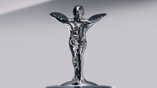 Cambiano postura e aspetto del vestito nella statuetta Spirit of Ecstasy