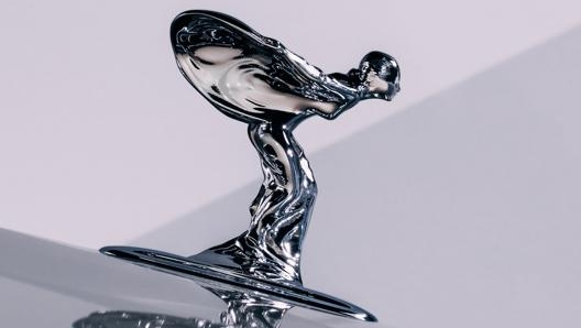 La figura è ora protesa in avanti. Decorerà l’elettrica Rolls-Royce Spectre