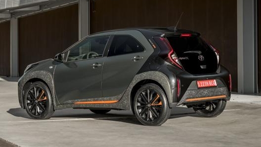 Il posteriore ricorda la passata generazione della Aygo, ma le forme e i volumi sono da Urban Suv