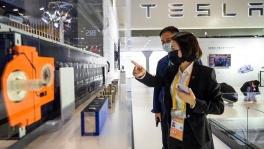 Lo stand di Tesla al salone internazionale delle importazioni di Shanghai. Afp