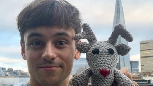 Daley mostra le sue creazioni con l’uncinetto attraverso l’account su Instagram madewithlovebytomdaley, che ha già un discreto seguito