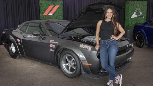 Alex Taylor, 24enne pilota americana, con la sua Dodge Challenger al Roadkill Nights. Stellantis/US