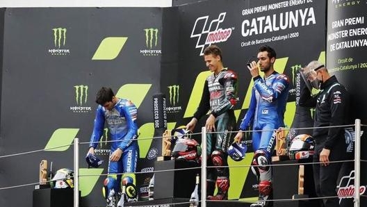 Il podio della MotoGP nel 2020: Fabio Quartararo (al centro), vincitore davanti a Joan Mir (a sin.) e Alex Rins (foto @circuitdebcncat)