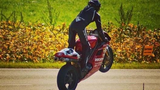 Corser si è esibito sulla Ducati 916 con varie evoluzioni, comprese le impennate (foto @troycorser11)