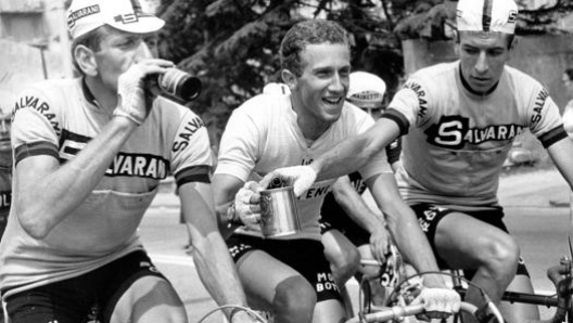 Giro 1966: da sinistra Vittorio Adorni, Gianni Motta in maglia rosa e Felice Gimondi. LAPRESSE